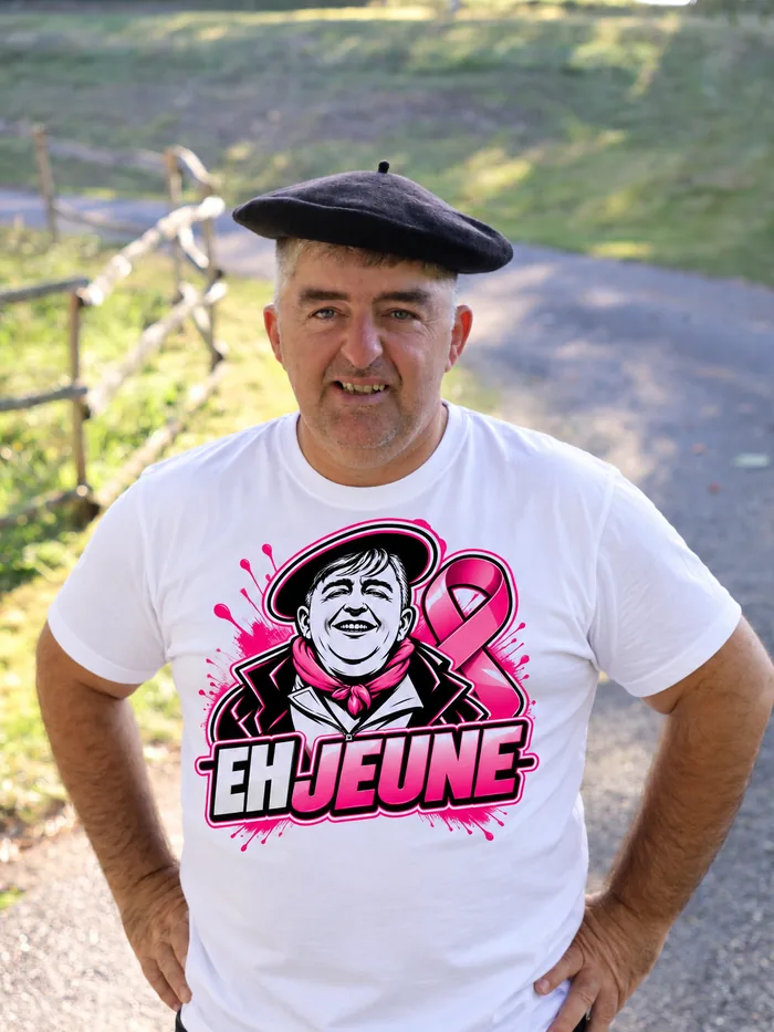 Tee-shirt blanc EH JEUNE Octobre Rose, logo et ruban rose, porté par Frédéric Fraysse