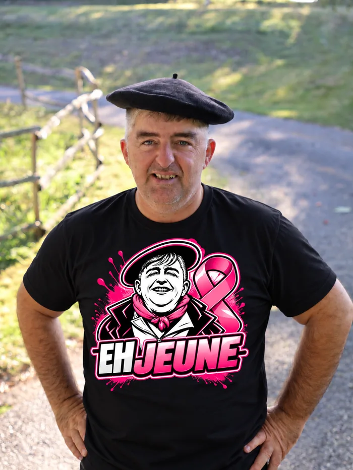Tee-shirt noir EH JEUNE Octobre Rose, logo et ruban rose, porté par Frédéric Fraysse